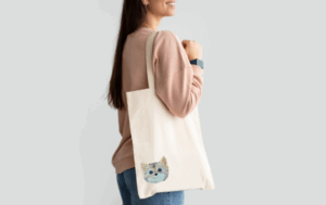 女性が持つトートバッグに刺繡された愛猫のリアル刺繡。ペット写真を元にしたオーダー刺繡作品。愛猫の写真から作るオーダー刺繡の例