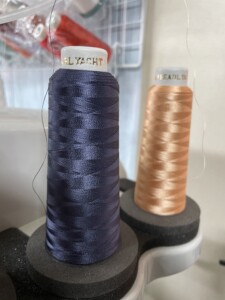 奥がベースとなる色で”オレンジピンク”、手前の糸は力強い猫の眼の虹彩に使った糸