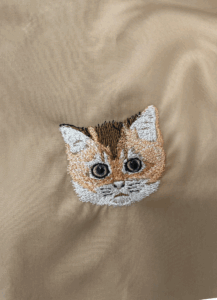猫のマンチカンの刺繍出来上がり。きょとんとした表情に、少し首を傾げている様子がとてもかわいい