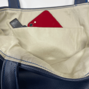 トートバッグの内側には、裏地とポケットを装備。スマホ、鍵、カードケースなど、すぐに取り出したい小物を分けて収納できます。